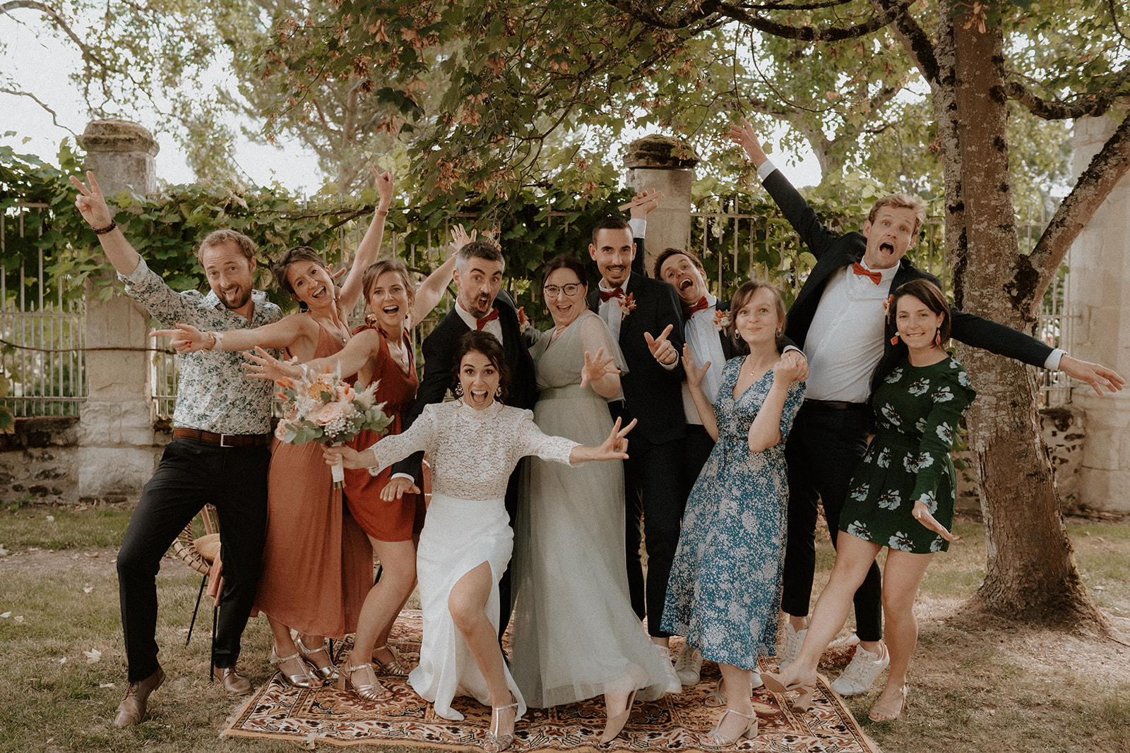 Photo de groupe lors du mariage au Château de la Barbelinière à Thuré 86 - photographe à Poitiers et dans la Vienne