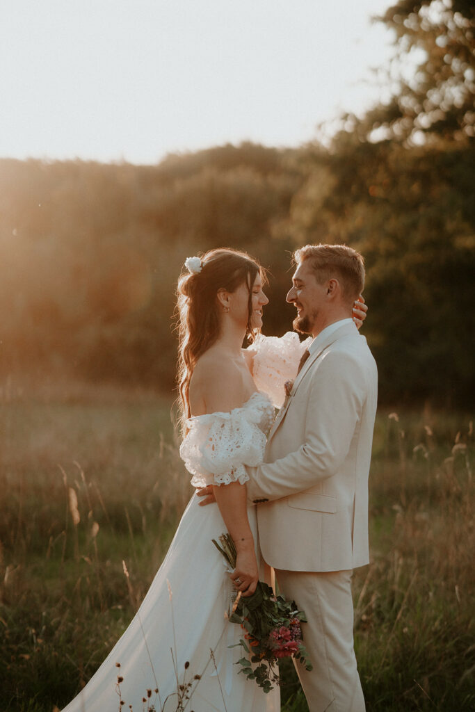 Mariage au domaine de la Thibaudière à Tercé dans la Vienne. Photos de couple. Photographe près de Poitiers