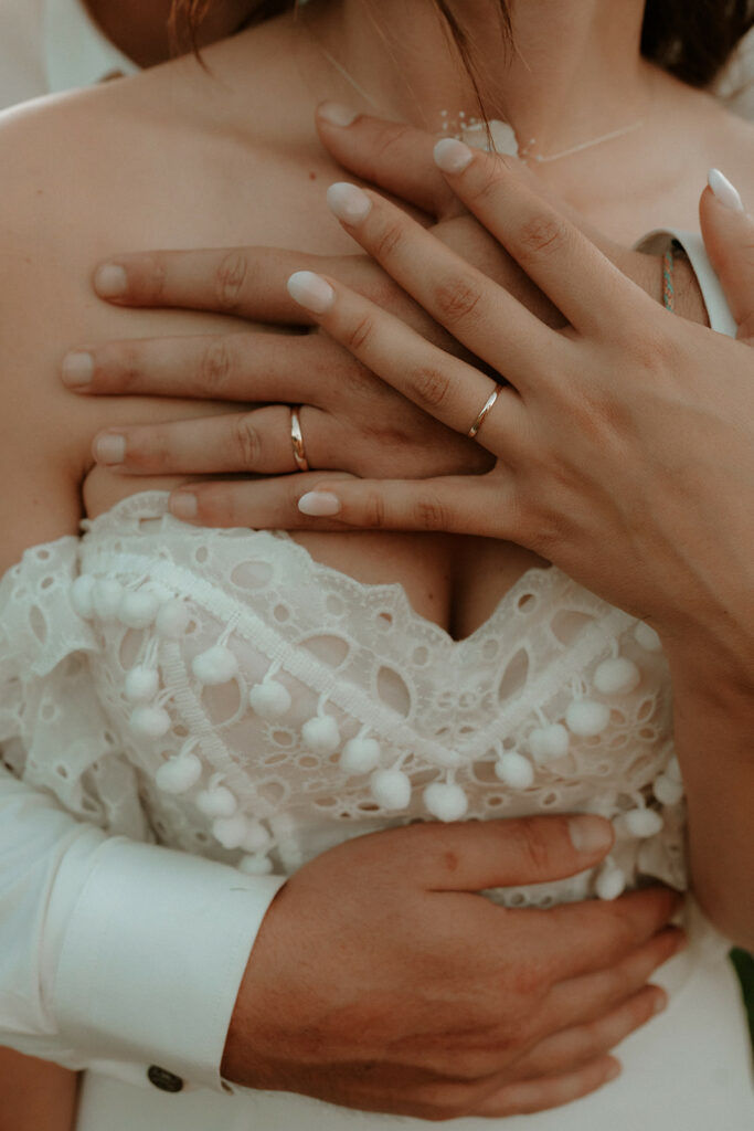 Mariage au domaine de la Thibaudière à Tercé dans la Vienne. Photos de couple. Photographe près de Poitiers
