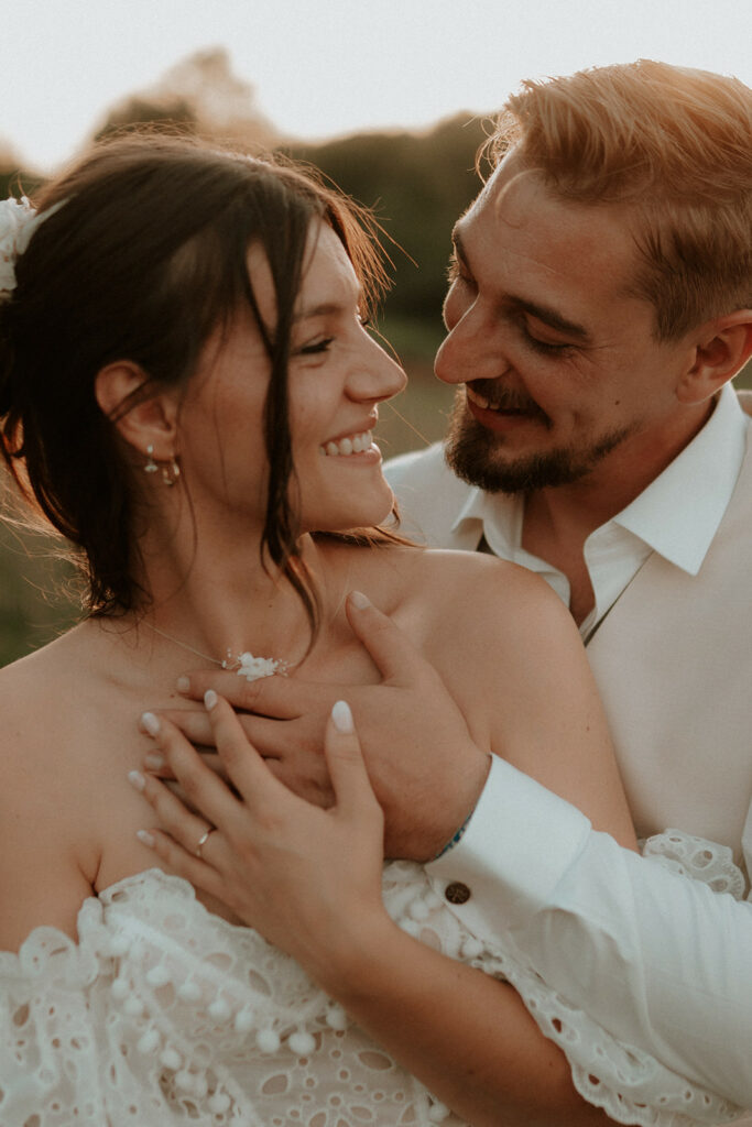 Mariage au domaine de la Thibaudière à Tercé dans la Vienne. Photos de couple. Photographe près de Poitiers