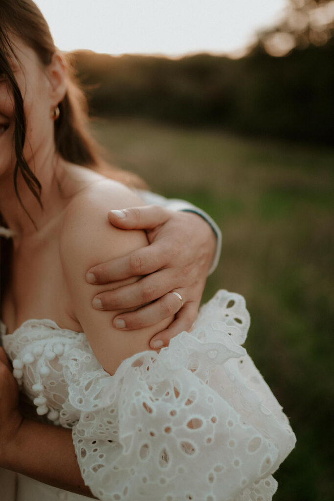 Mariage au domaine de la Thibaudière à Tercé dans la Vienne. Photos de couple. Photographe près de Poitiers