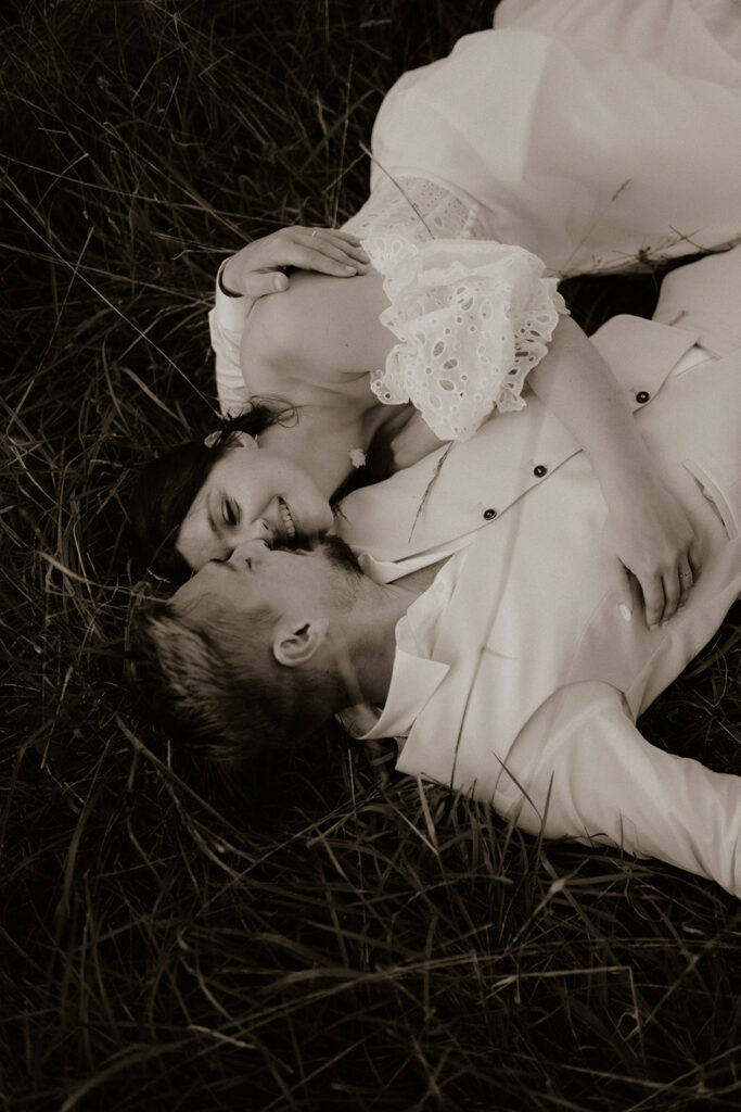 Mariage au domaine de la Thibaudière à Tercé dans la Vienne. Photos de couple. Photographe près de Poitiers