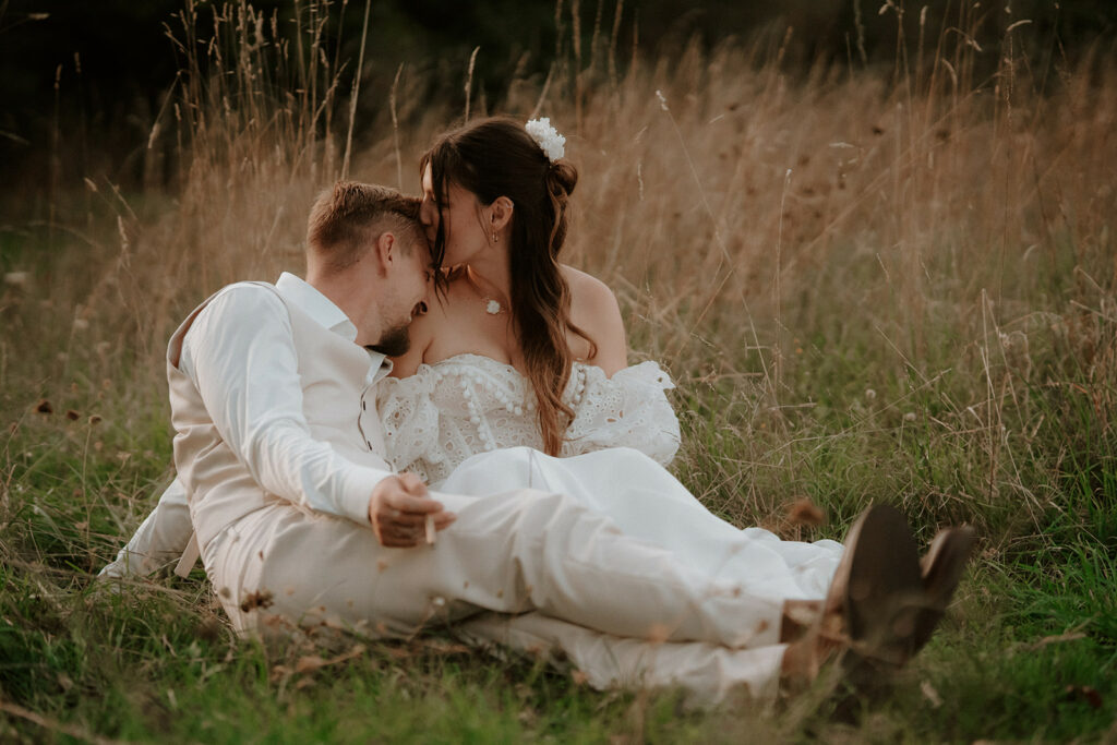 Mariage au domaine de la Thibaudière à Tercé dans la Vienne. Photos de couple. Photographe près de Poitiers