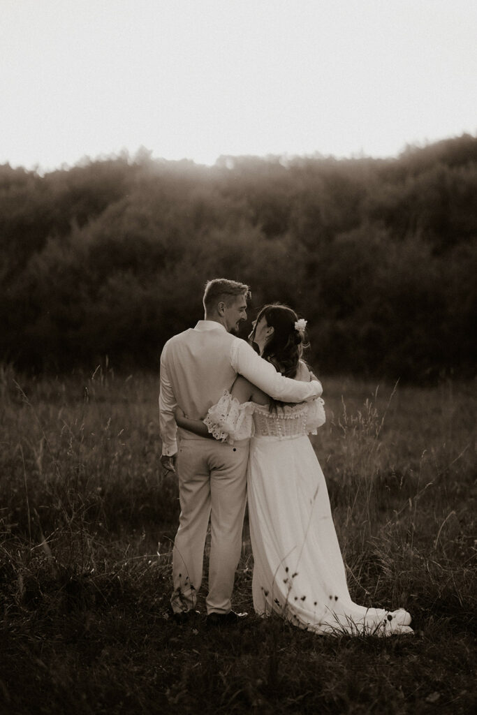 Mariage au domaine de la Thibaudière à Tercé dans la Vienne. Photos de couple. Photographe près de Poitiers