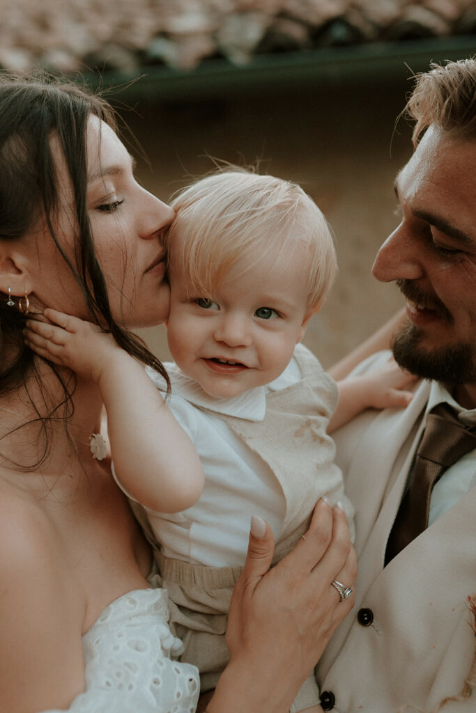 Mariage au domaine de la Thibaudière à Tercé dans la Vienne. Photos de couple. Photographe près de Poitiers
