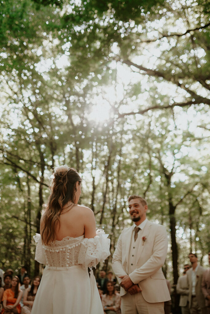 Mariage au domaine de la Thibaudière à Tercé dans la Vienne. Cérémonie. Photographe près de Poitiers