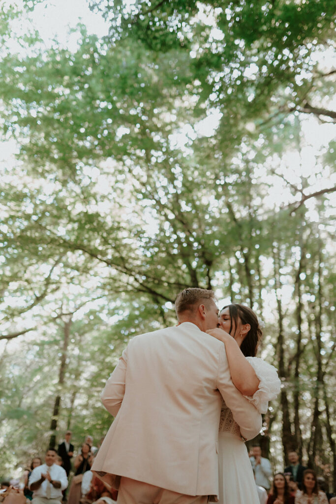 Mariage au domaine de la Thibaudière à Tercé dans la Vienne. Cérémonie. Photographe près de Poitiers
