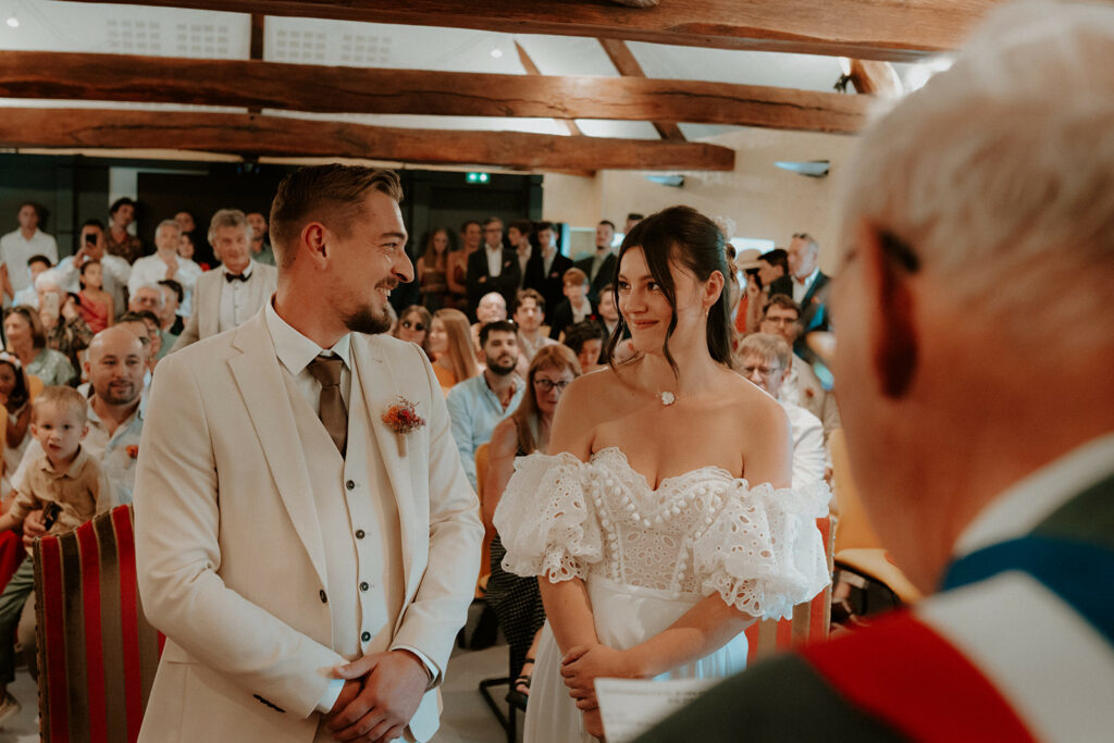 Mariage au domaine de la Thibaudière à Tercé dans la Vienne. Mairie. Photographe près de Poitiers