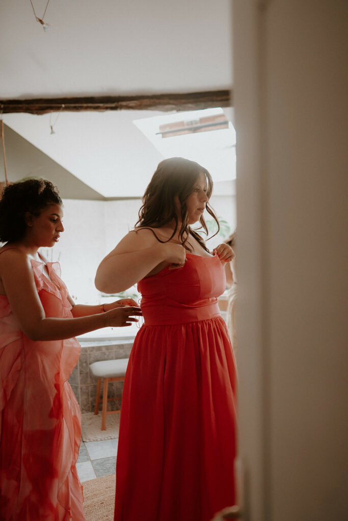 Mariage au domaine de la Thibaudière à Tercé dans la Vienne. Préparatifs. Photographe près de Poitiers