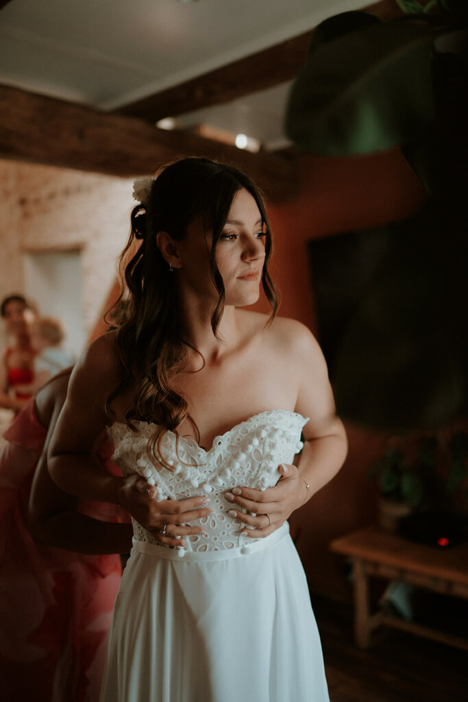 Mariage au domaine de la Thibaudière à Tercé dans la Vienne. Préparatifs. Photographe près de Poitiers