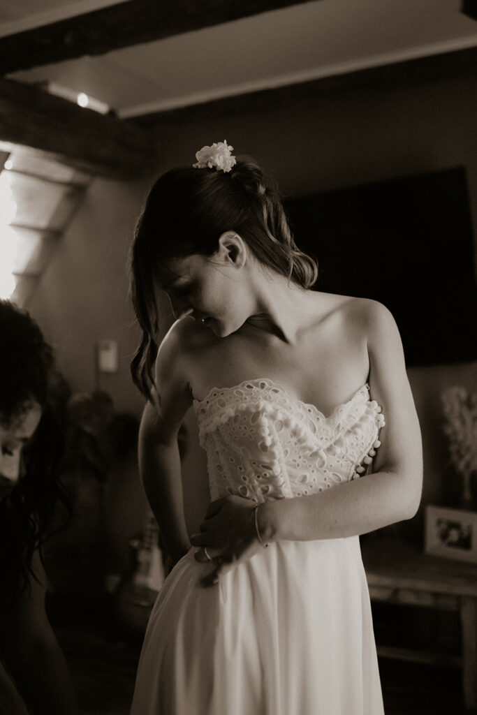 Mariage au domaine de la Thibaudière à Tercé dans la Vienne. Préparatifs. Photographe près de Poitiers