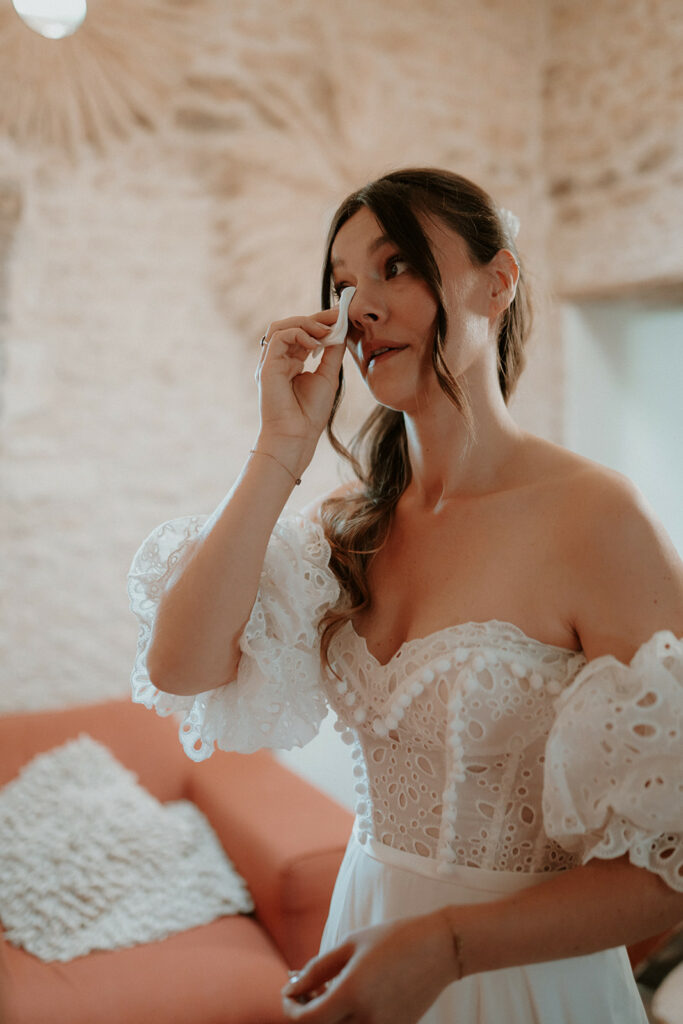 Mariage au domaine de la Thibaudière à Tercé dans la Vienne. Préparatifs. Photographe près de Poitiers