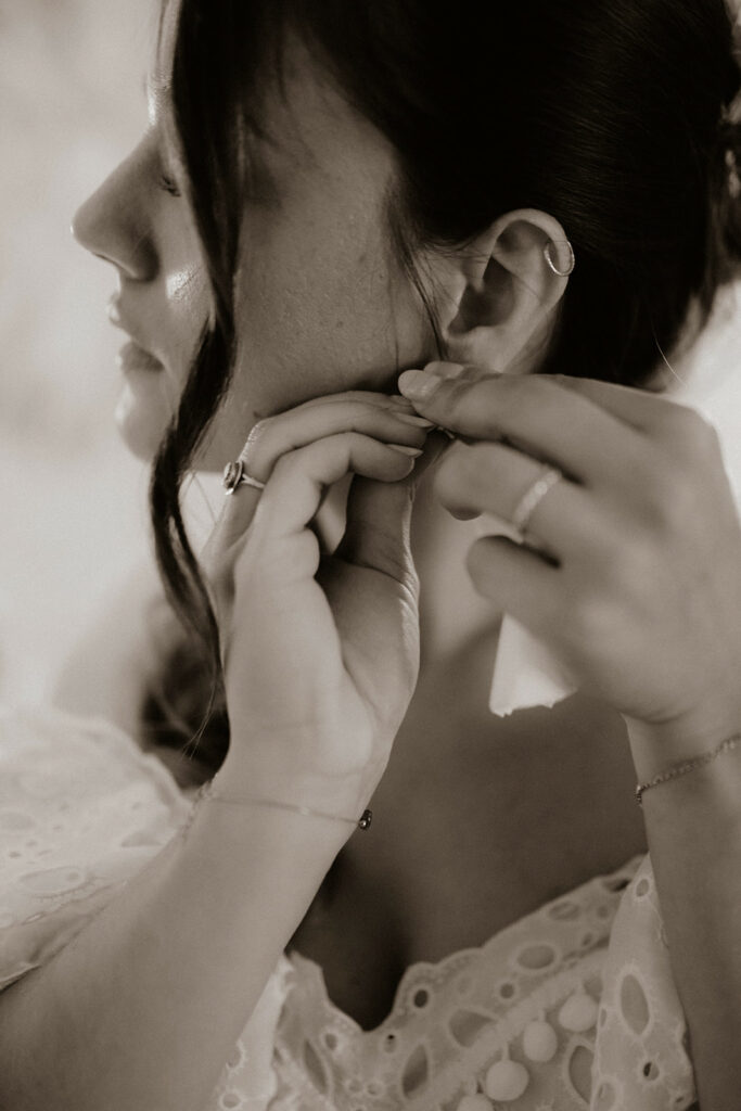 Mariage au domaine de la Thibaudière à Tercé dans la Vienne. Préparatifs. Photographe près de Poitiers