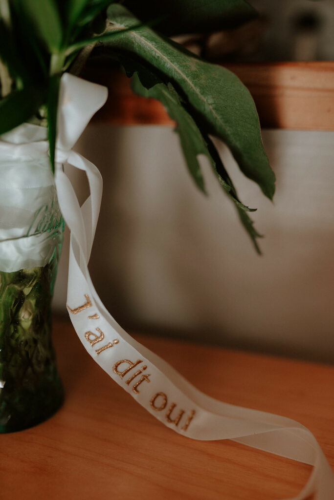 Mariage au domaine de la Thibaudière à Tercé dans la Vienne. Préparatifs. Photographe près de Poitiers