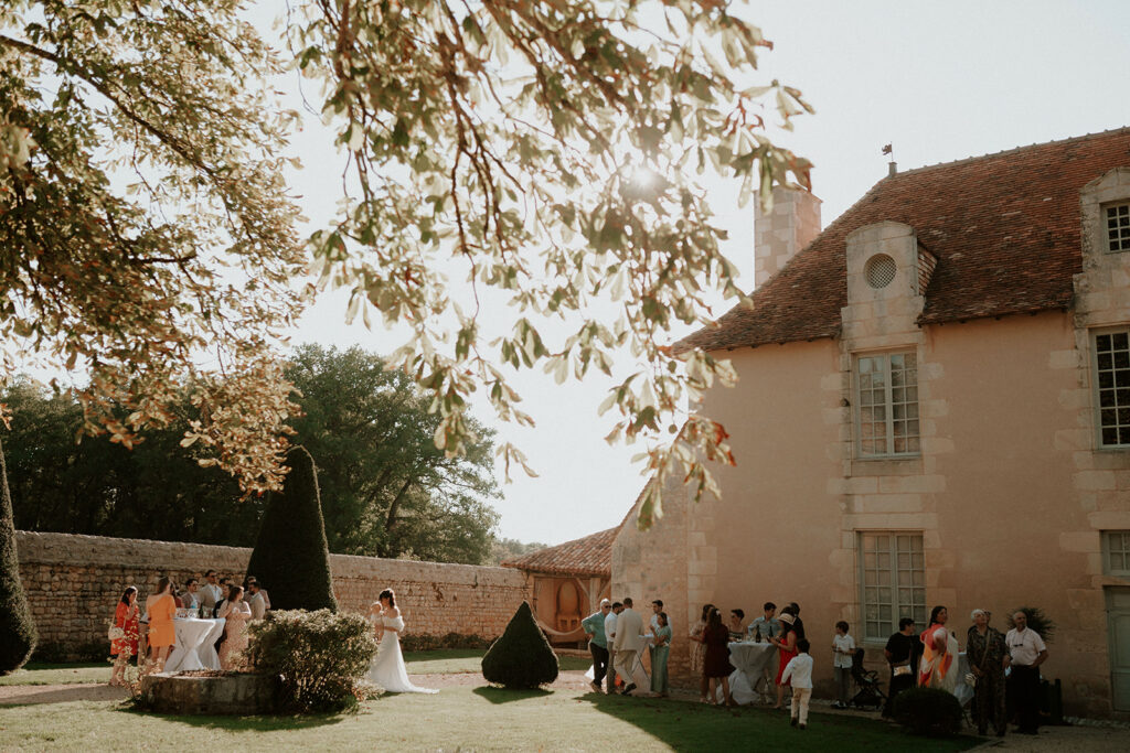 Mariage au domaine de la Thibaudière à Tercé dans la Vienne. Vin d'honneur. Photographe près de Poitiers