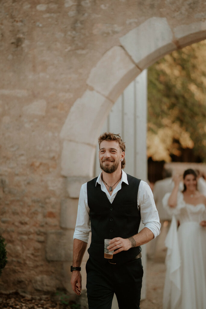 Mariage au domaine de la Thibaudière à Tercé dans la Vienne. Vin d'honneur. Photographe près de Poitiers