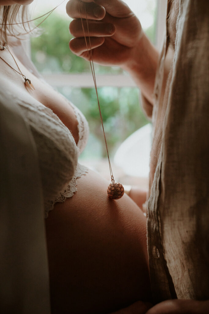 Séance photo grossesse à domicile à Niort, photographe dans les Deux-Sèvres