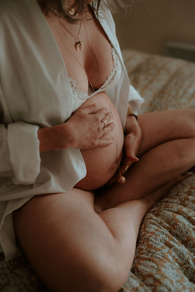 Séance photo grossesse à domicile à Niort, photographe dans les Deux-Sèvres