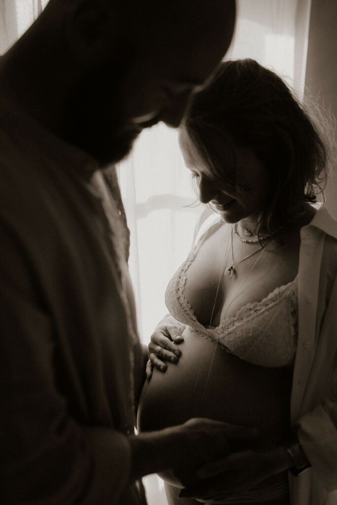 Séance photo grossesse à domicile à Niort, photographe dans les Deux-Sèvres
