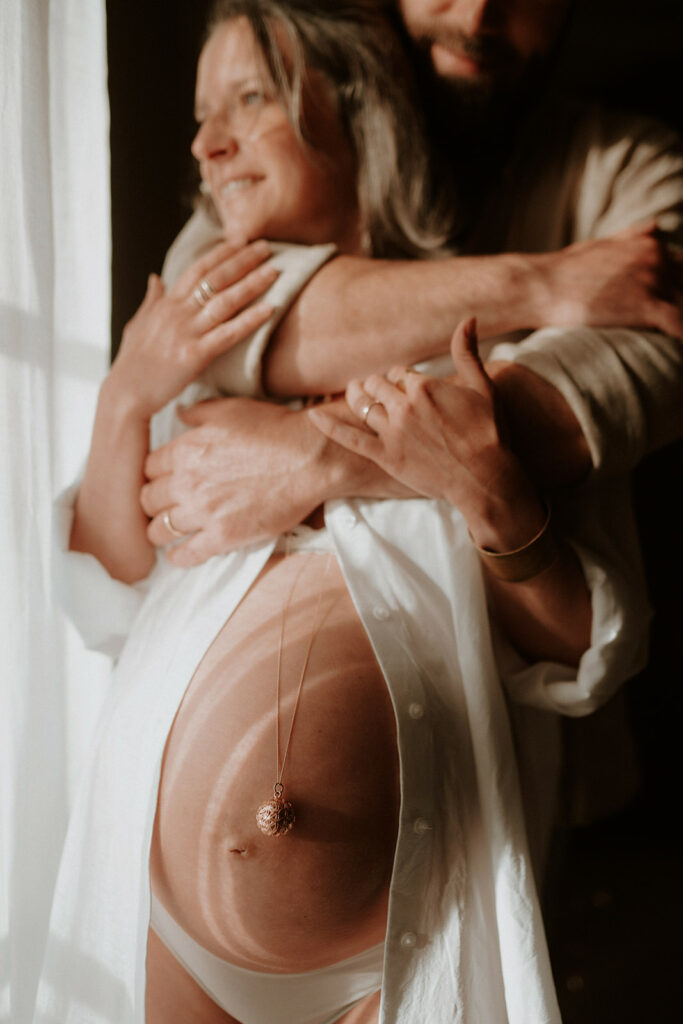 Séance photo grossesse à domicile à Niort, photographe dans les Deux-Sèvres