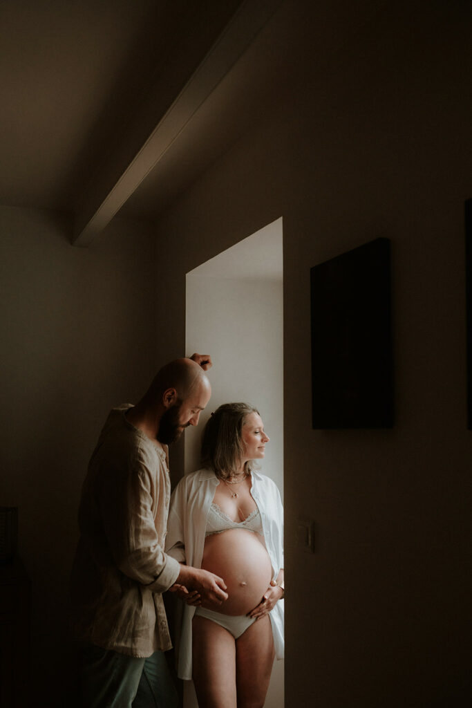 Séance photo grossesse à domicile à Niort, photographe dans les Deux-Sèvres