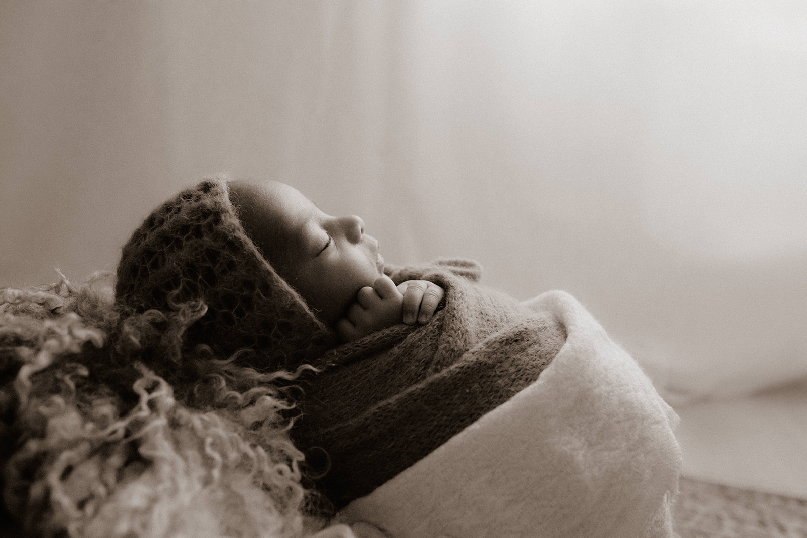 Séance photo nouveau-né au studio à Civray. Photographe naissance entre Poitiers et Angoulême