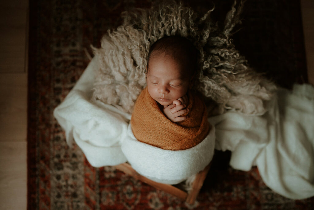 Séance photo nouveau-né au studio à Civray. Photographe naissance entre Poitiers et Angoulême