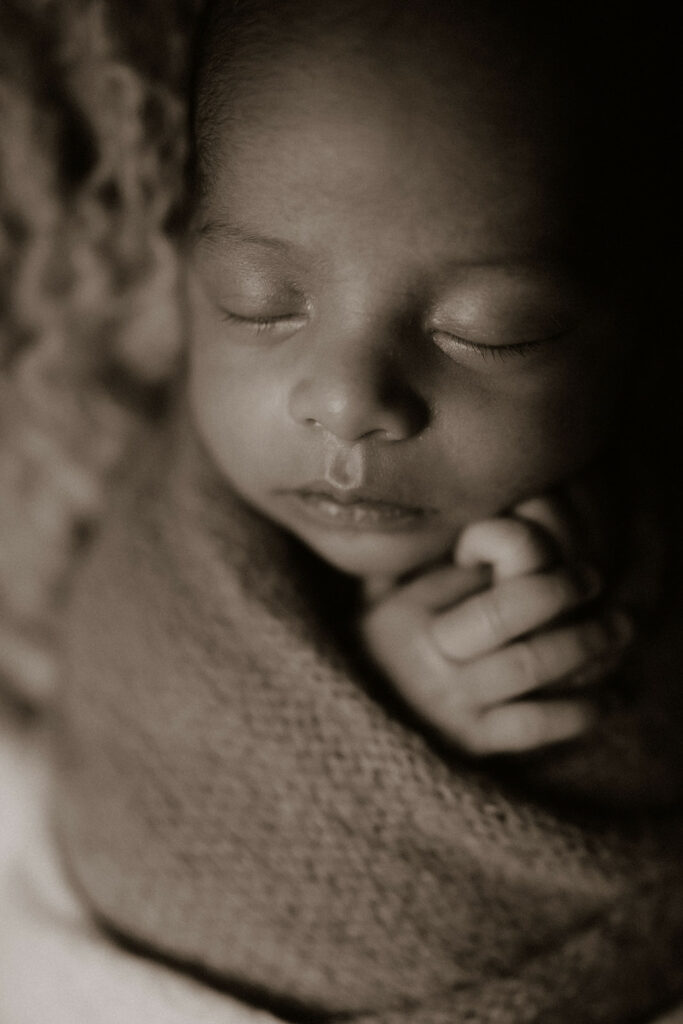 Séance photo nouveau-né au studio à Civray. Photographe naissance entre Poitiers et Angoulême