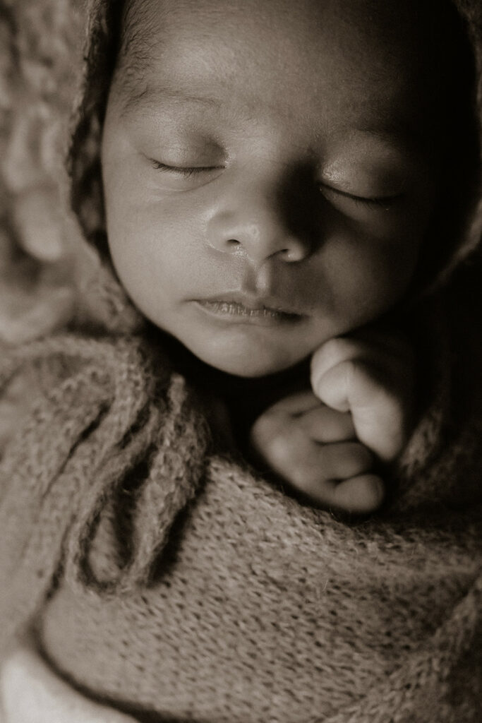 Séance photo nouveau-né au studio à Civray. Photographe naissance entre Poitiers et Angoulême