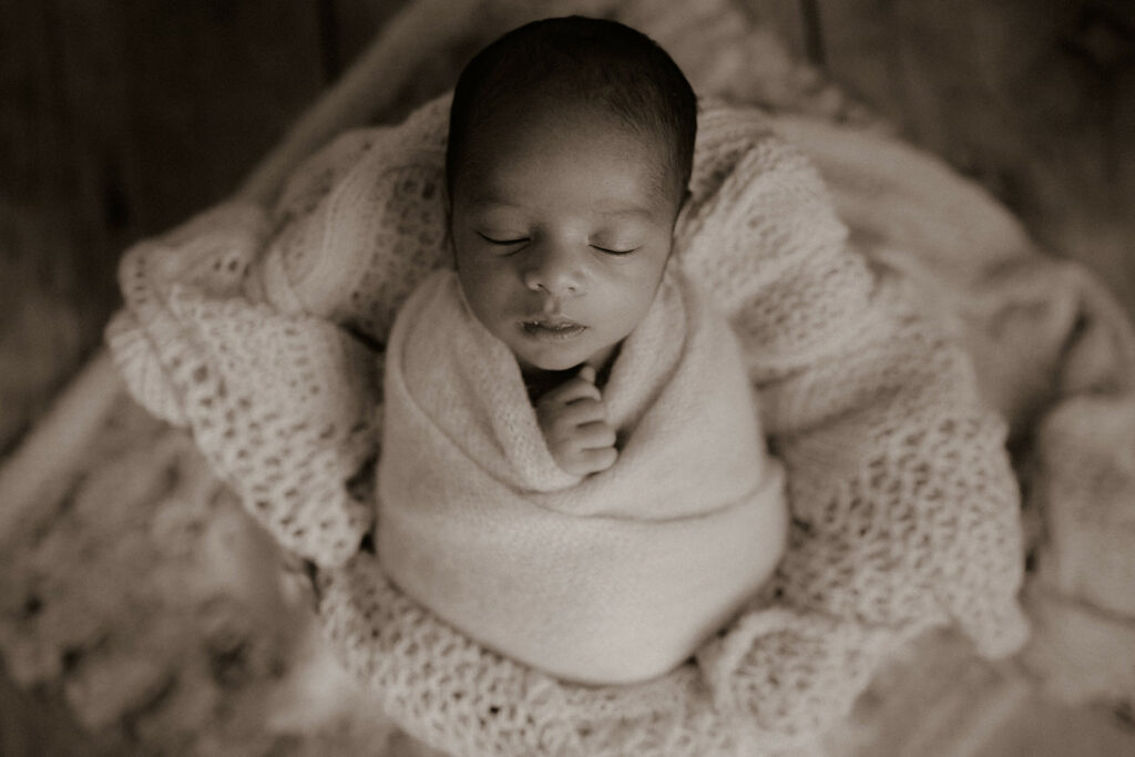 Séance photo nouveau-né au studio à Civray. Photographe naissance entre Poitiers et Angoulême