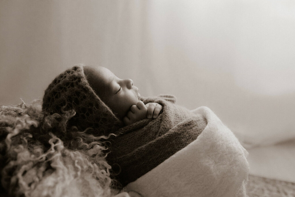 Séance photo nouveau-né au studio à Civray. Photographe naissance entre Poitiers et Angoulême